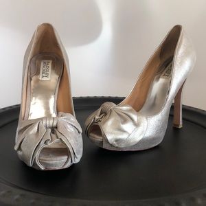 Badgley Mischa W8.5 Gold Sparkle with front bow heels